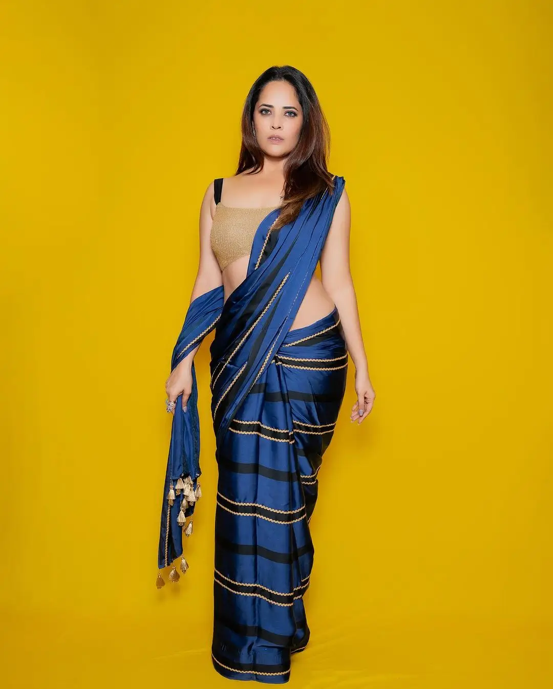 ANASUYA BHARADWAJ IN BLUE SAREE SLEEVELESS YELLOW BLOUSE 7